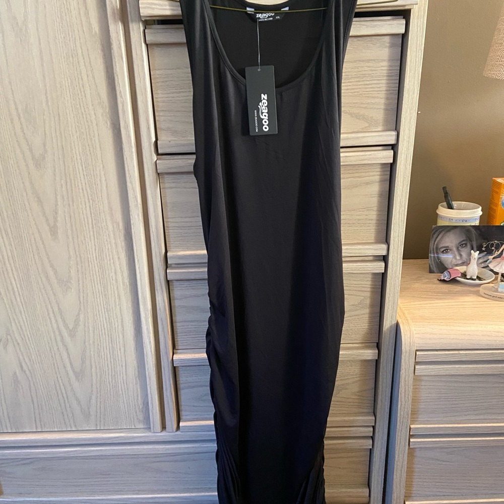 Zeagoo maxi dress roushing down the sides black tank style stretchy cotton poly.